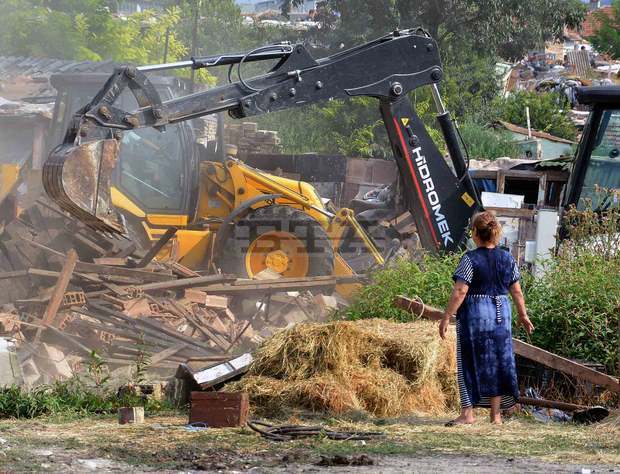 Започна събарянето на незаконни постройки в ромската махала "Максуда" във Варна