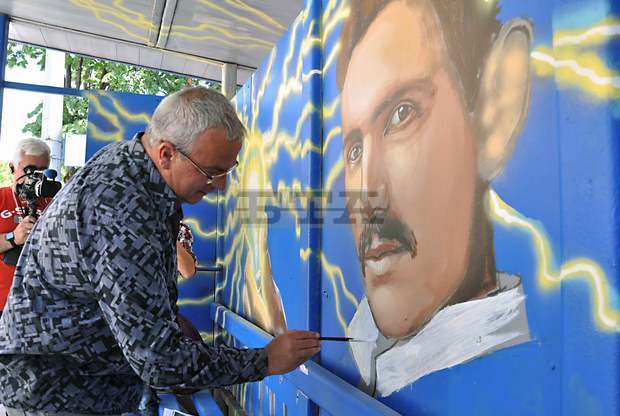 Кметът на Враца се включи в преобразяването на спирки по време на Фестивала на уличното изкуство в града