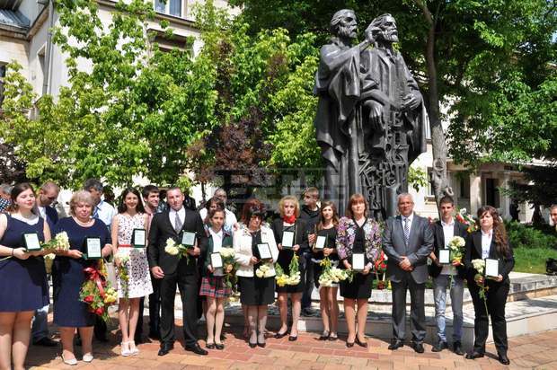 Учители и културни дейци получиха Годишните награди на кмета на община Враца за принос през годината