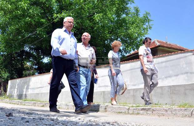 Кметът на Враца провери завършени участъци от интегрирания проект за водния цикъл на града