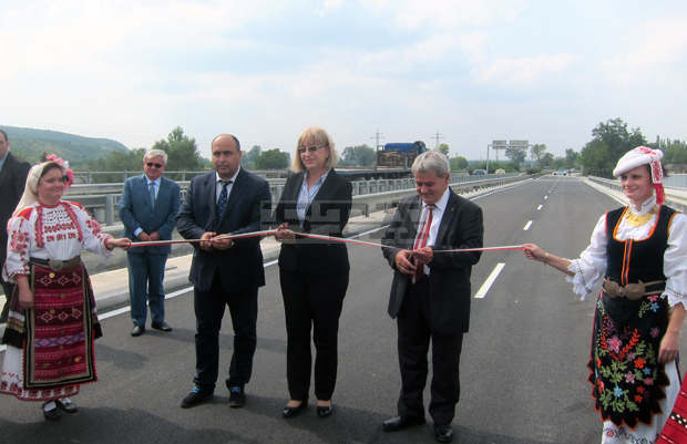 Председателят на парламента Цецка Цачева откри реновирания мост над Вит на пътя Плевен-София