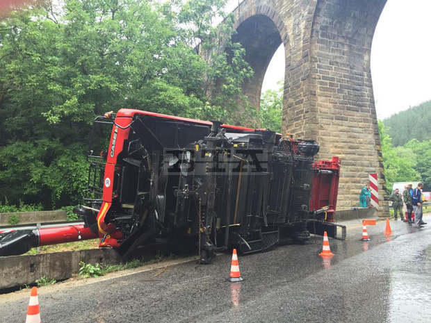 Комбайн се обърна на пътя Стара Загора - Казанлък и затрудни движението