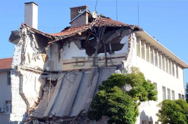 Районна прокуратура-Казанлък	води досъдебно производство за паднала стена на училище