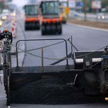 Полага се асфалт в участъка  от  ул."Алфред Нобел" до бул. "Г. М . Димитров"  в столицата