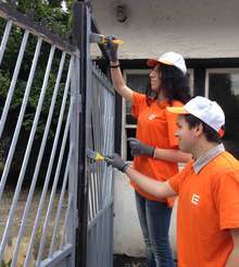 Стажанти на "ЧЕЗ България" боядисаха оградата на дома за деца "Дъга"