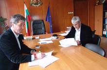 Областният управител на Велико Търново подписа  първия договор  за целево финансиране по програмата за енергийна ефективност 