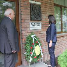 По повод 10 години от смъртта на оперната прима Гена Димитрова от името на община Плевен е положен венец пред барелефа с нейния лик