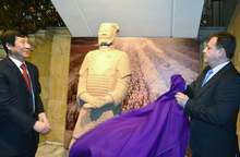 Фигура на генерал от "Теракотената армия"на Китай е дарена наобщина Велико Търново