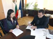 Областният управител на Разград подписа първите два договора за безплатно саниране