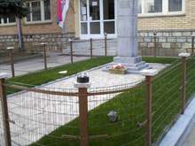 Изпочупени са част от осветителните тела и от оградата на паметника на Левски в Босилеград