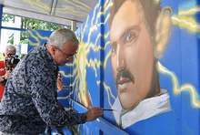 Кметът на Враца се включи в преобразяването на спирки по време на Фестивала на уличното изкуство в града