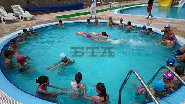 Деца от Банско усъвършенстваха  плувните си умения преди  началото на истинското лято