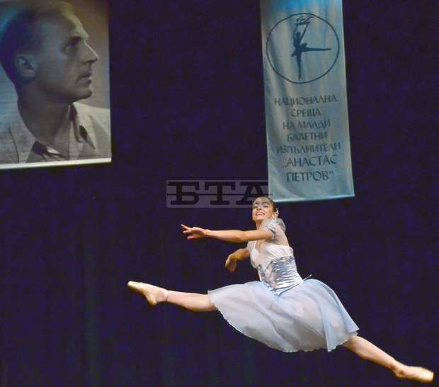 Четиринайсетгодишно момиче спечели специалната награда за артистичностна националната балетна среща "Анастас Петров" в Добрич