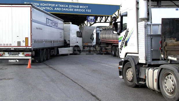 Засилен е трафикът на ГКПП "Дунав мост" при Русе