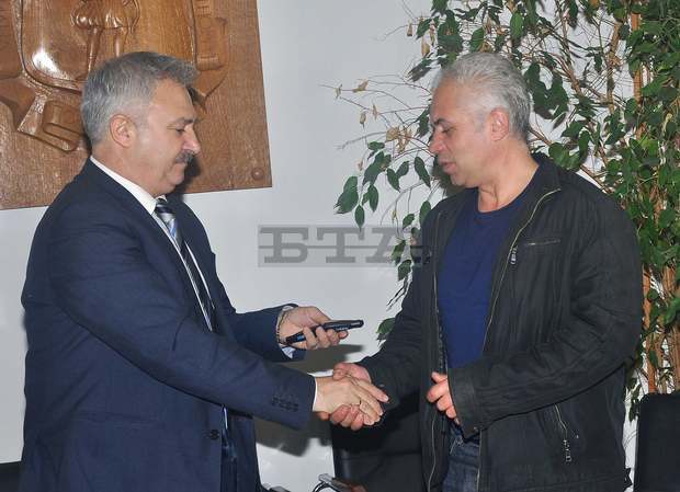 Община Монтана дари два автомобила на полицията за борба с престъпността в селата