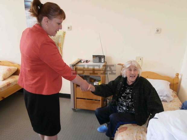 Българският културен институт в Лондон дари материали от първа  необходимост на Центъра за настаняване  на възрастни хора в Трън 