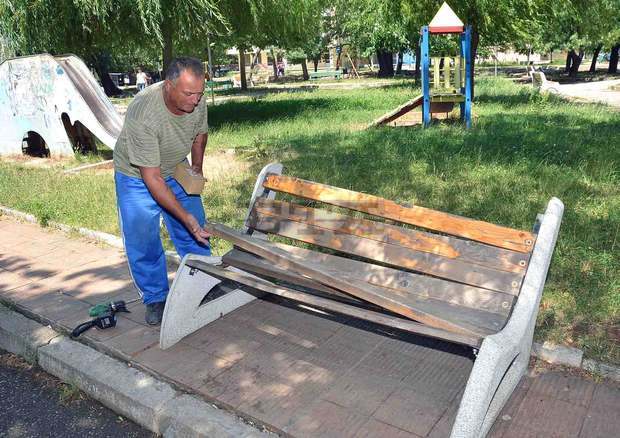 Акция за поправка и подмяна на счупени от вандали пейки започна общината в Монтана