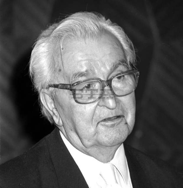 Фотоизложба "Черно-бели следи от един многоцветен живот" за 100-годишнината на Петър Увалиев е представена в Добрич