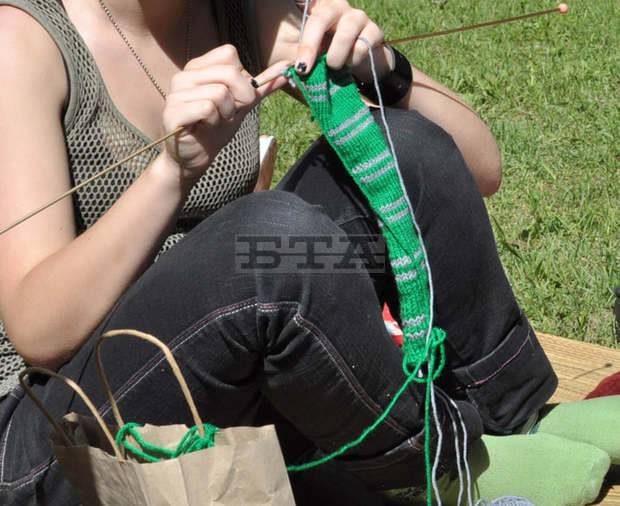 Разградчанки ще плетат на открито в градинката пред библиотеката в Световния ден на плетенето 