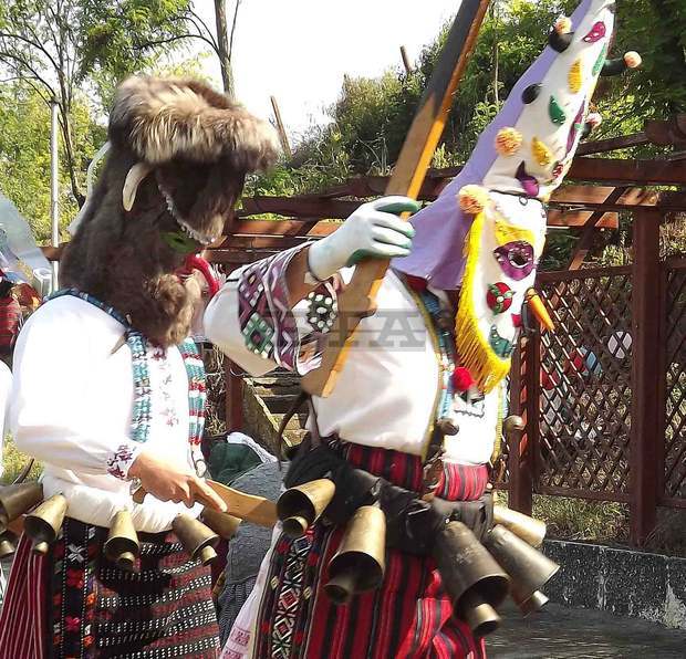 Повече от десет часа ще продължи насроченият за днес фолклорен събор "Край чешмата, под върбата" край село Кайнарджа 