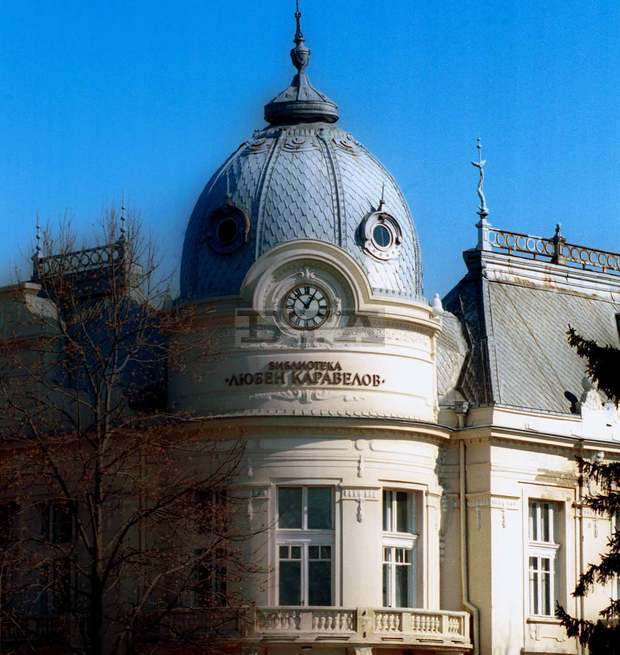 Изложба "135 години българска официална статистика" показва в Русе ценни документи и книги