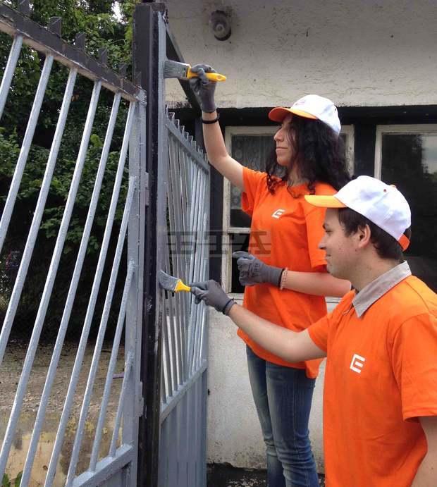 Стажанти на "ЧЕЗ България" боядисаха оградата на дома за деца "Дъга"