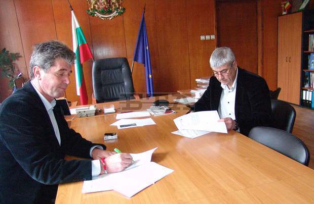 Областният управител на Велико Търново подписа  първия договор  за целево финансиране по програмата за енергийна ефективност 