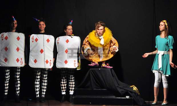 Кметът на Враца се срещна с ръководителите на групи,  участващи в Международния младежки театрален фестивал "Време"