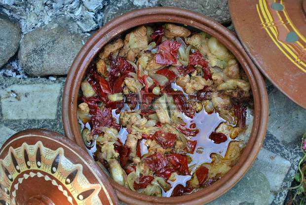 Празник на гърнетата събира на дълга трапеза гозбите на Добруджа в село Зимница