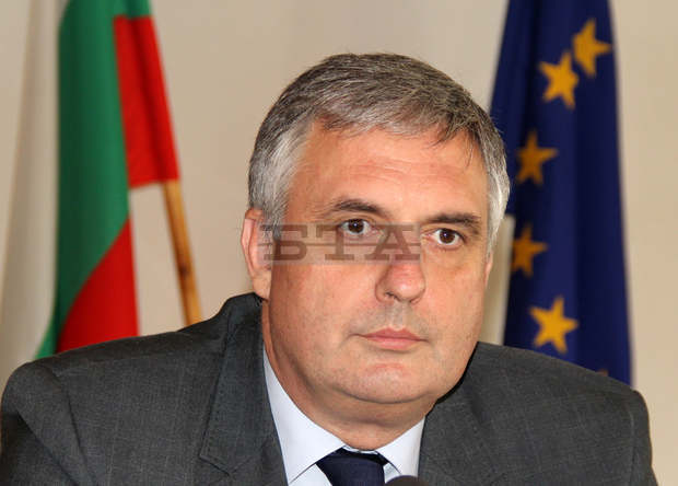 Трябва да се засили контролът върху условията, при които живеят децата на гурбетчиите, според вицепремиера Ивайло Калфин