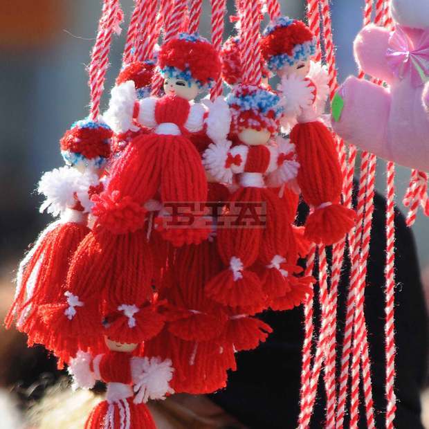 Ученици получиха мартеници от структурите на ГЕРБ в Търговище