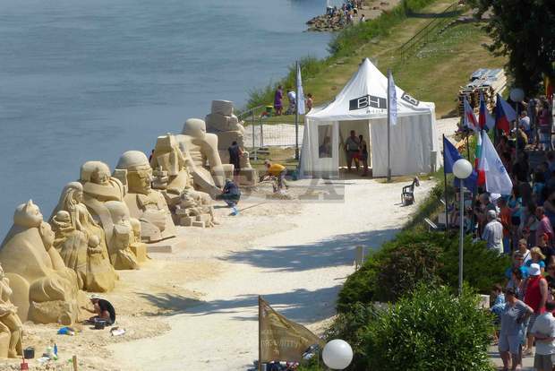 Повече от 10 000 души са посетили  за седмица фестивала на  пясъчните фигури в Русе 