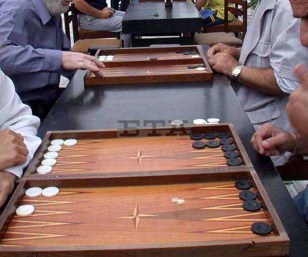 Майстори на заровете ще си оспорват награди във великденски турнир по табла в Добрич