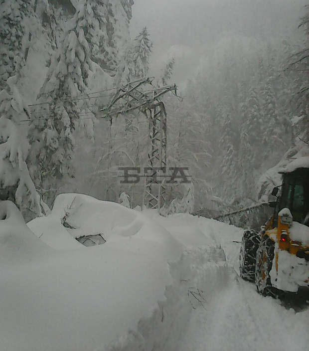 Все още близо 400 селища в Родопите са без електричество, аварийните групи продължават работа