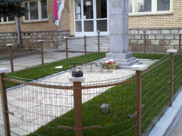 Изпочупени са част от осветителните тела и от оградата на паметника на Левски в Босилеград