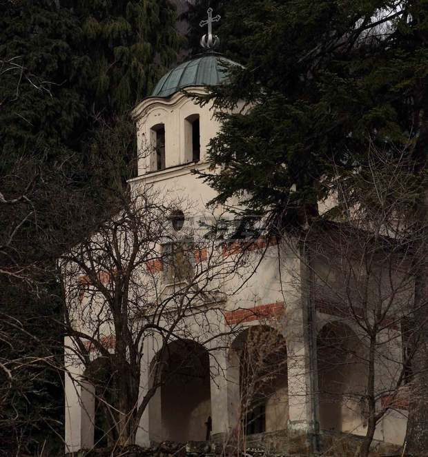 Пътешественикът Мирослав Нанков е починал тази нощ при инцидент в Зелениковския манастир край Троян