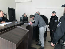 Казанлъшкият районен съд остави в ареста водача на пежото - беглец, който полицията вчера преследва близо 360 км.