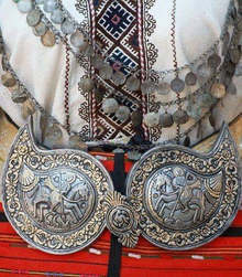 Община Луковит днес раздава народни носии за участниците в ритуала на Йордановден