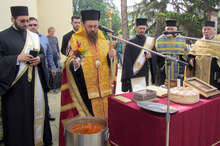 С молебен, водосвет и курбан перничани отбелязаха шестата годишнина от земетресението през 2012г.