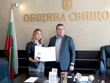 Сребърна медалистка от национален кулинарен конкурс е получила почетен знак и грамота от кмета на Свищов