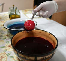 Червеното яйце, което първо се "пише" на Велики четвъртък, се поставя в темела на къщата, заравя се на нивата