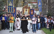 Стотици богомолци последваха чудотворната икона на Св. Богородица в литията от Бачковския манастир