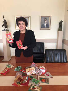 Кметът на Перник честити Коледа и Нова година с картички, изработени от деца