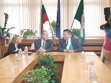 Казусът с българските граждани, за които се иска екстрадиция, трябва да бъде решен между правосъдните министерства на САЩ и България, смята посланик Ерик Рубин