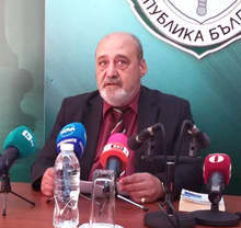 Полицията и прокуратурата в Бургас издирват 33-годишен мъж, запалил входната врата на апартамента на местен фоторепортер