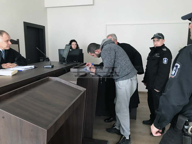 Казанлъшкият районен съд остави в ареста водача на пежото - беглец, който полицията вчера преследва близо 360 км.