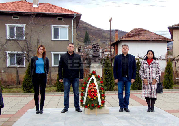 В Чипровци отбелязаха 170-ата годишнина от Унгарската революция с поклонение пред паметник на участник в нея