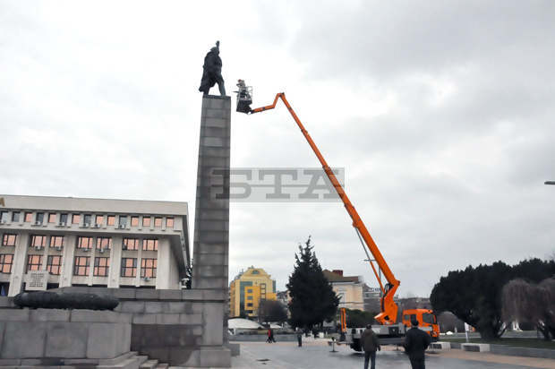 Паметникът "Альоша" в Бургас не е опасен, въпреки образувалите се по монумента пукнатини, смятат експерти