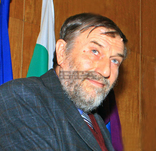 Преподавател на поколения филолози представя романа си "Див огън" в Русе