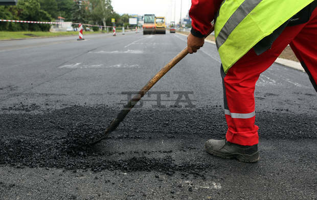 Продължава изкърпването на общинската пътна мрежа в Търговищко Продължава изкърпването на общинската пътна мрежа в Търговищко